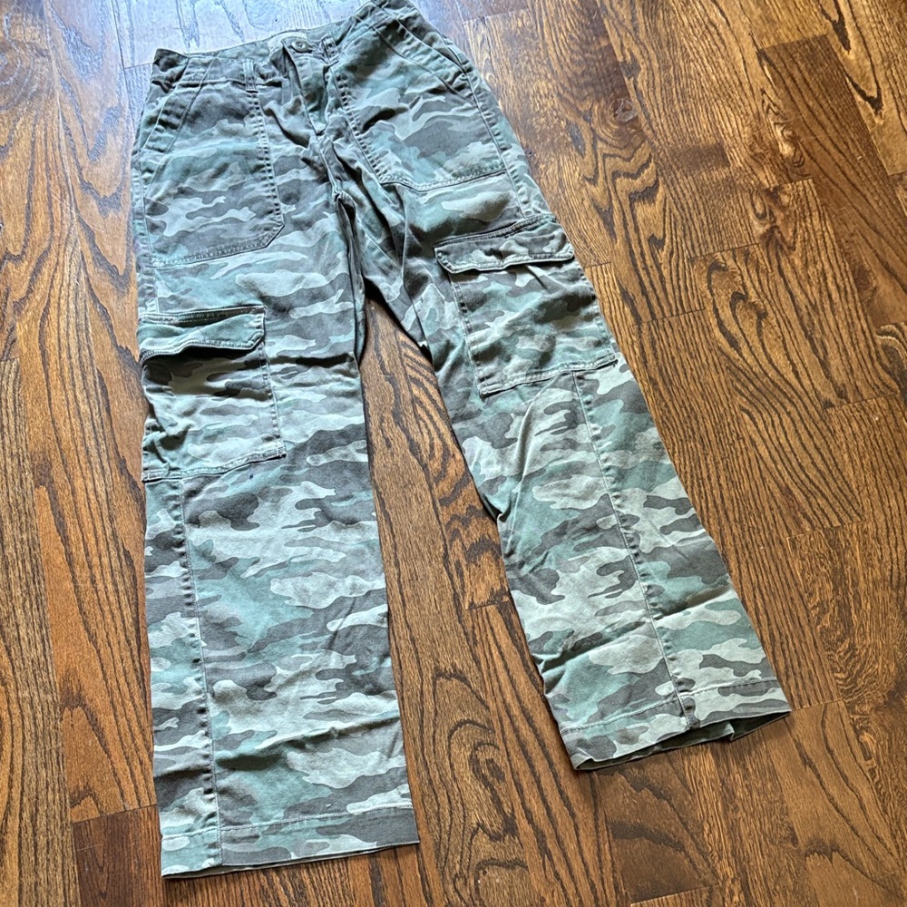 Universal Thread Women’s Camouflage Cargo Pants 2
